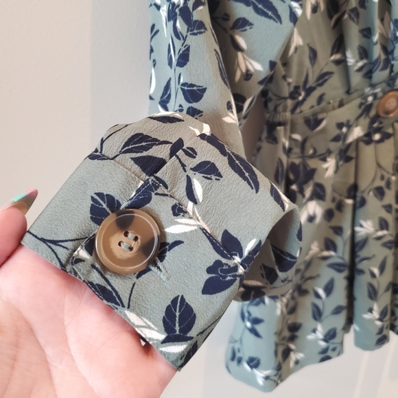 Vero Moda Viola Green Floral Print Blouse with Buttons (Small) - Picture 9 of 11
